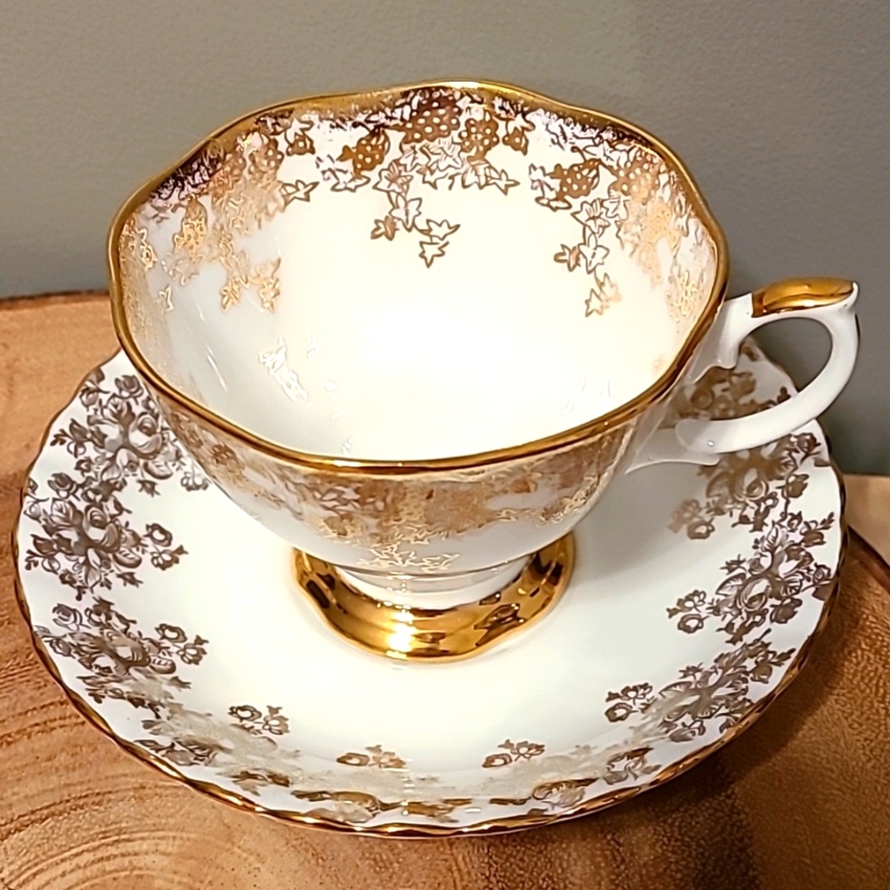 Vintage Royal Albert - gold vines teacup & saucer - amazing condition
